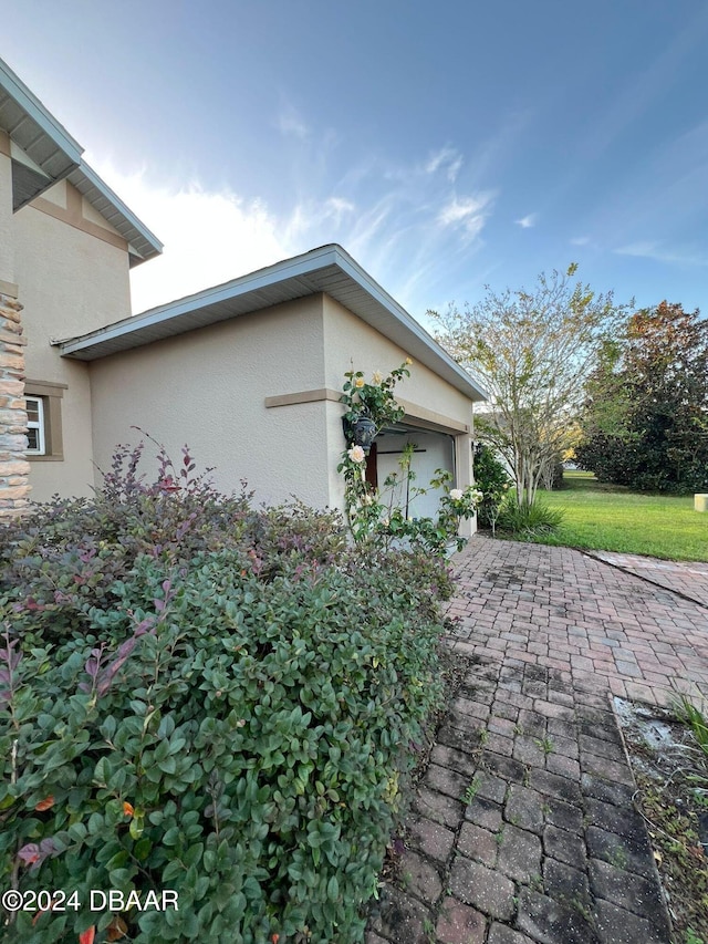 view of side of property featuring a lawn