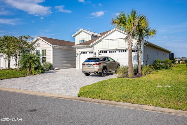 view of front facade featuring a garage and a front yard