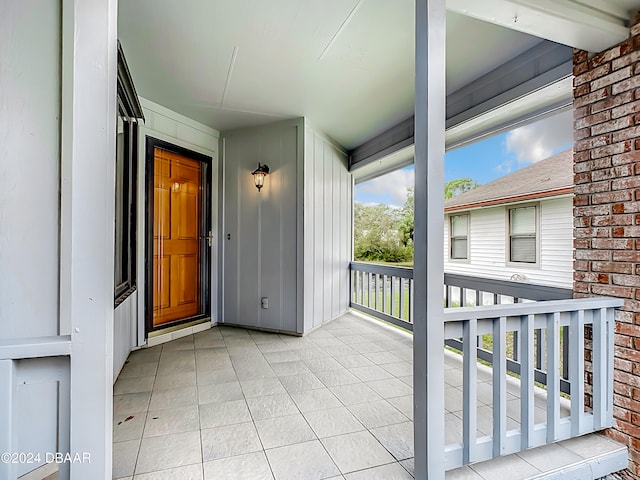 balcony featuring covered porch