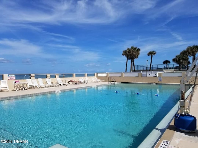 view of swimming pool