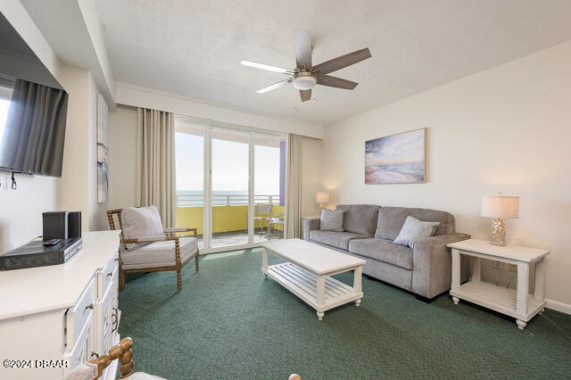 carpeted living room featuring ceiling fan