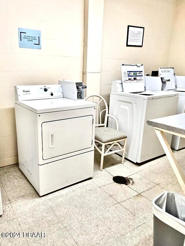 laundry area featuring washer and clothes dryer