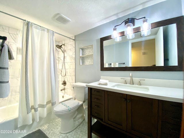 full bathroom featuring shower / tub combo with curtain, vanity, toilet, and a textured ceiling