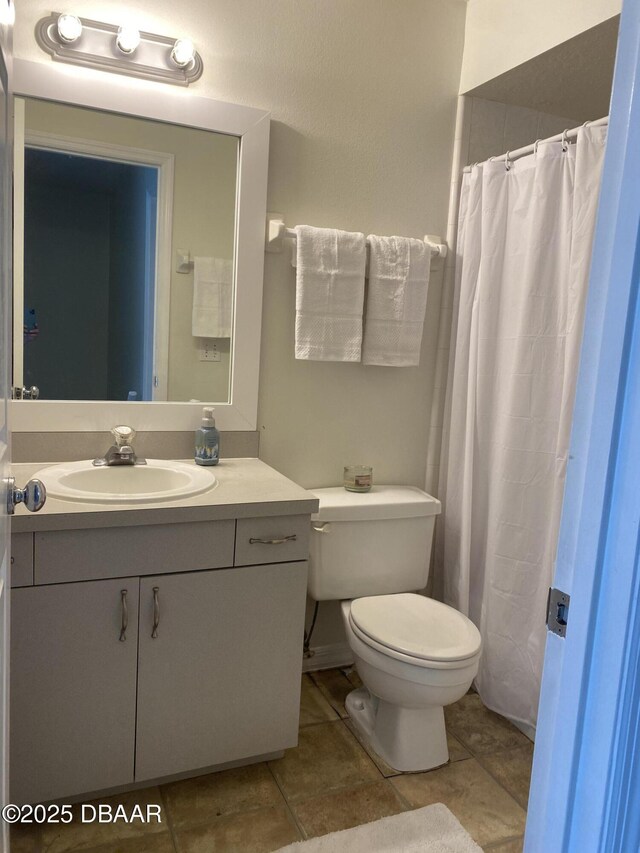 full bathroom featuring vanity, shower / bath combo, and toilet