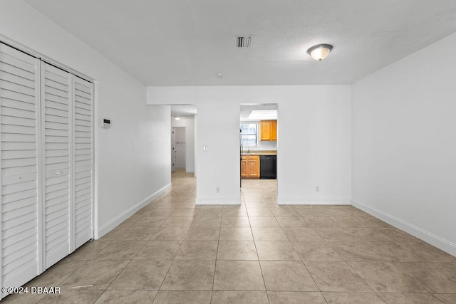 unfurnished room featuring light tile patterned floors