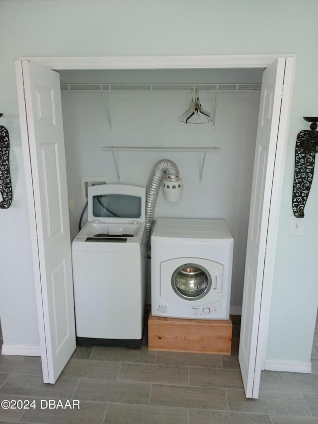 washroom featuring washing machine and clothes dryer