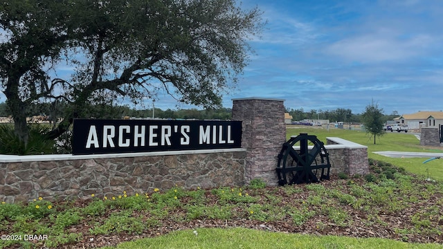 community / neighborhood sign with a lawn