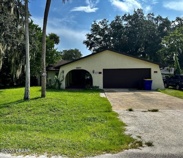 view of front of house featuring a front lawn