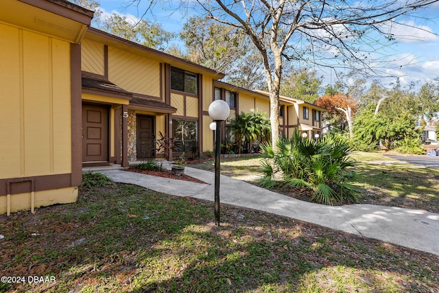 view of front of house with a front yard