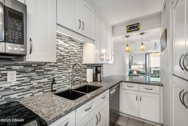 kitchen featuring visible vents, white cabinets, decorative backsplash, stainless steel appliances, and a sink