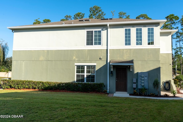 view of front of property featuring a front lawn