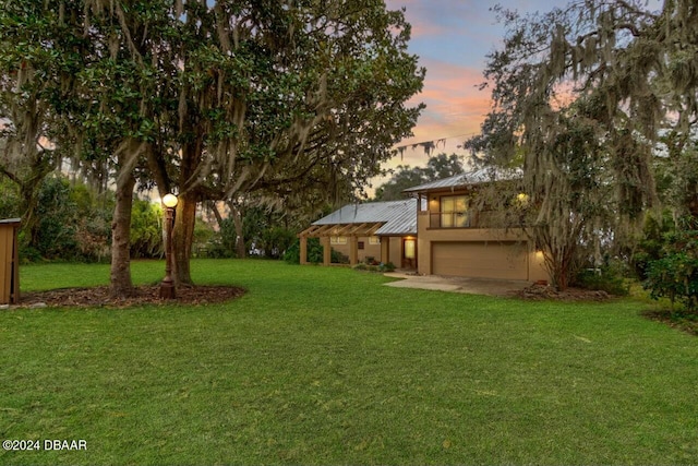 view of yard at dusk