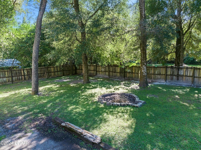 view of yard featuring an outdoor fire pit