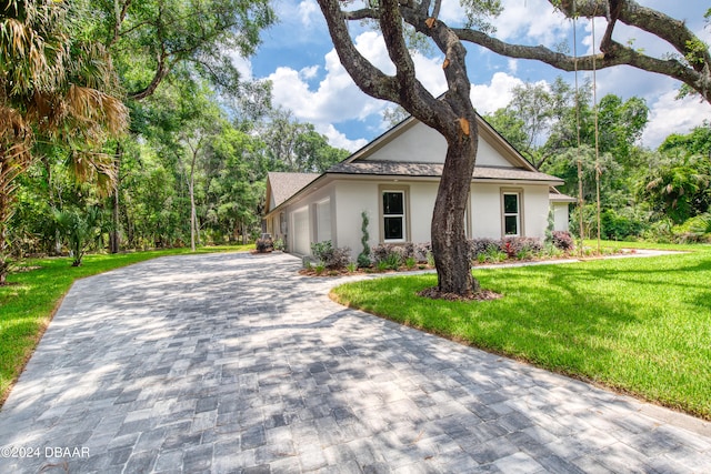 view of front facade featuring a garage and a front lawn