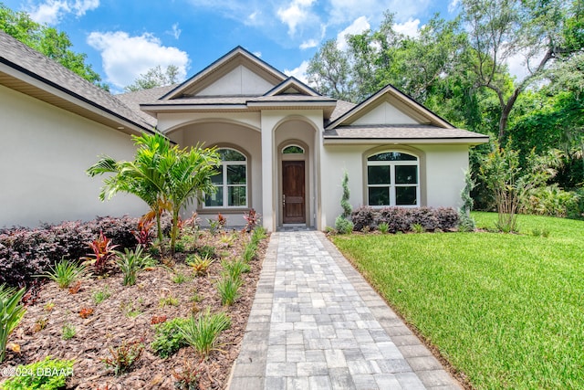 view of front facade featuring a front yard