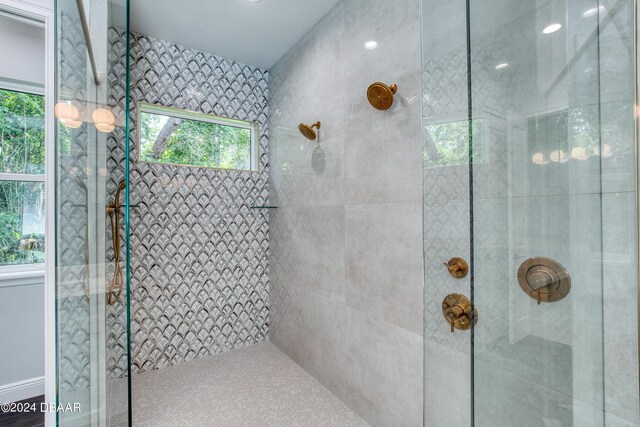 bathroom featuring a tile shower