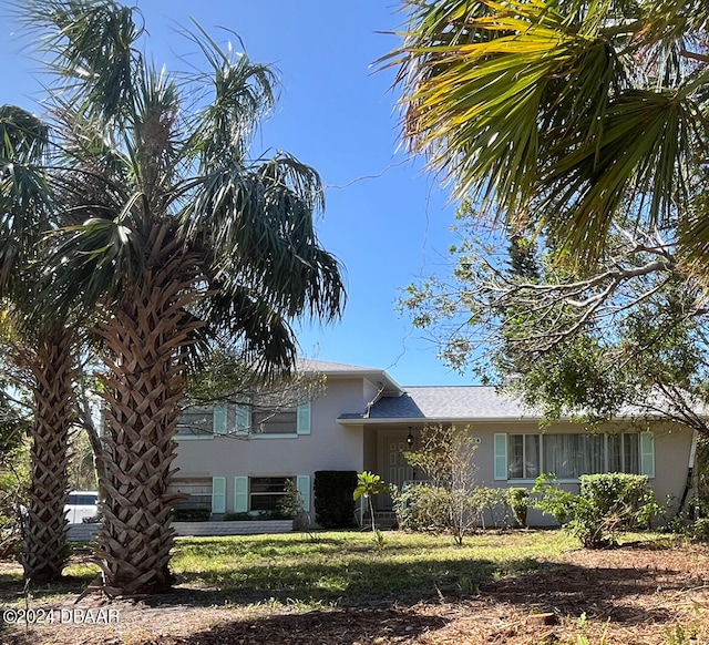 view of front of property with a front yard