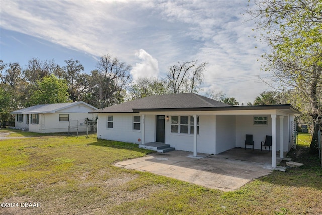 view of front of house featuring a front yard