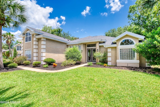 view of front of house featuring a front lawn