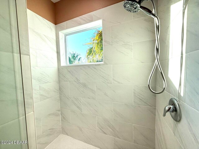 bathroom featuring tiled shower