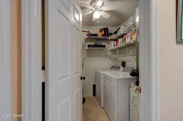 clothes washing area with light tile patterned floors, a textured ceiling, washing machine and clothes dryer, and ceiling fan