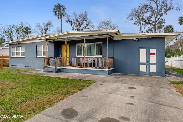 single story home featuring a porch and a front yard