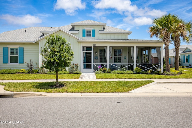 view of front facade featuring a porch and a front yard