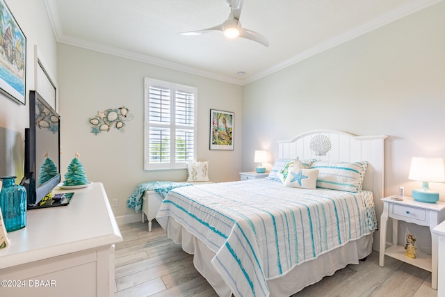 bedroom featuring light hardwood / wood-style floors, ceiling fan, and crown molding