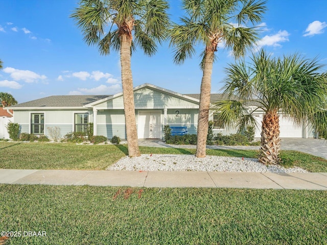 view of front of property featuring a front yard