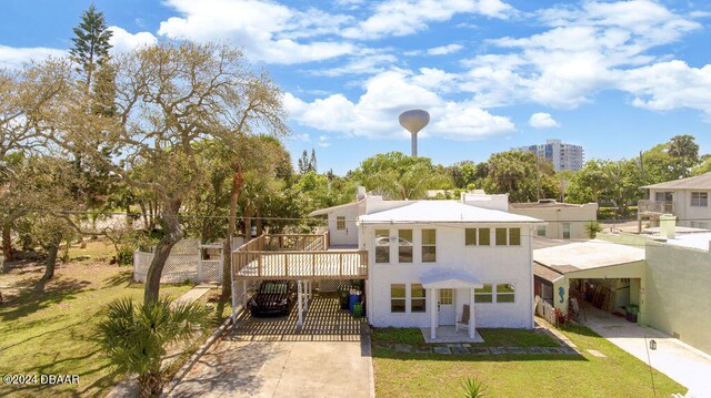 view of front of property featuring a front lawn and a carport