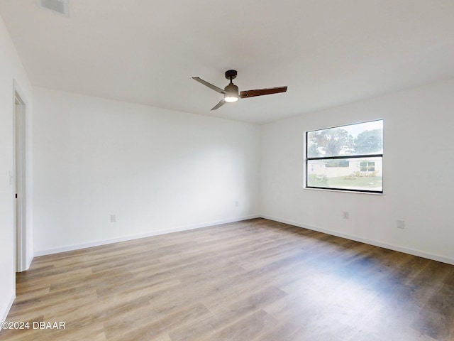 unfurnished room featuring light wood-type flooring and ceiling fan