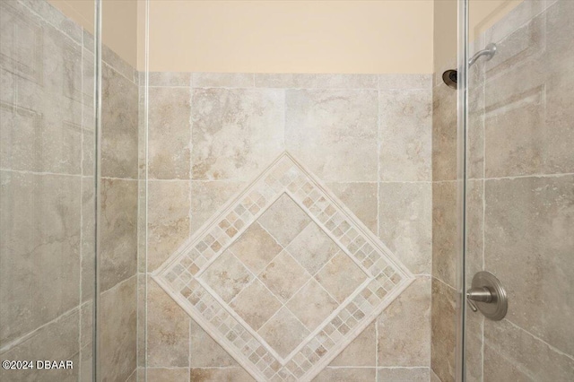 details with a tile shower