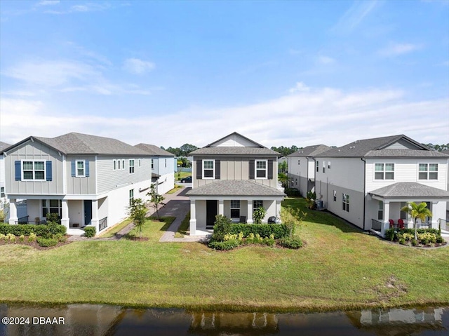 view of front facade featuring a front lawn