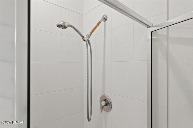 room details featuring a tile shower