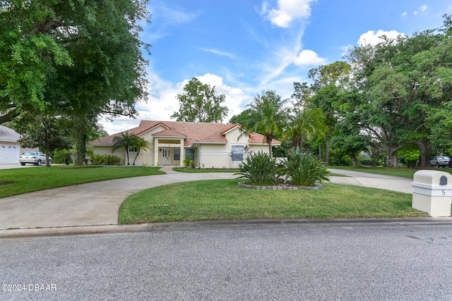 view of front of house featuring a front lawn and a garage