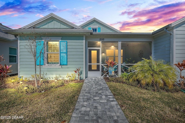 bungalow featuring a yard