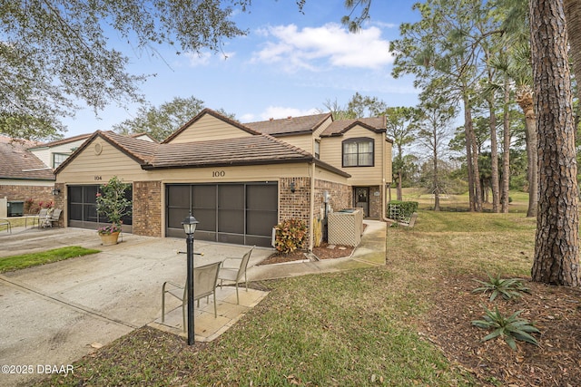 view of front facade featuring a garage and a front lawn