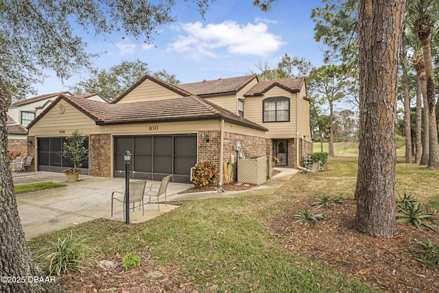 view of front property featuring a garage and a front yard