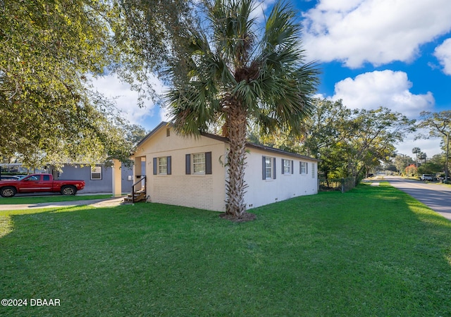 view of front of house featuring a front yard