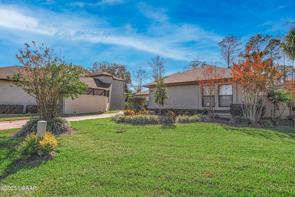 view of front facade featuring a front yard