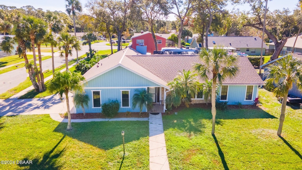 view of front of property featuring a front lawn