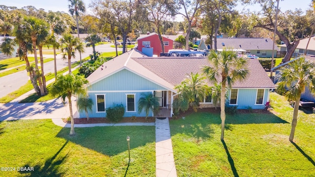 view of front of property featuring a front lawn