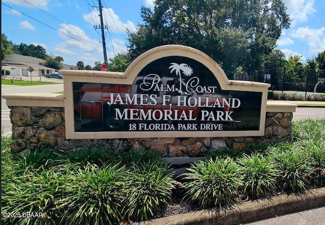 view of community / neighborhood sign