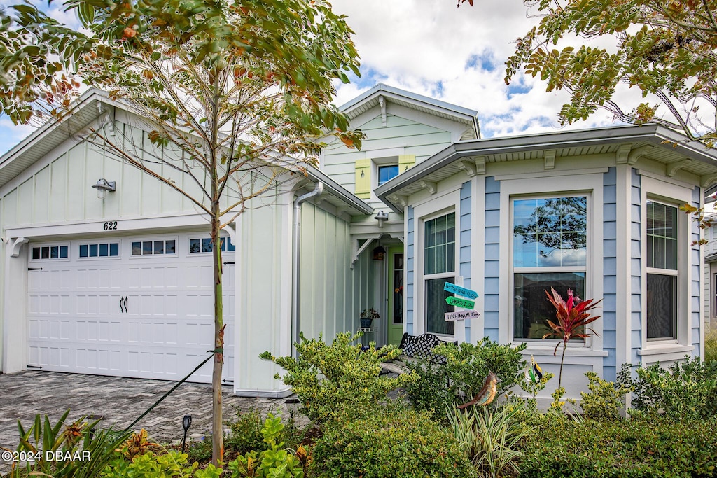 view of front of property featuring a garage