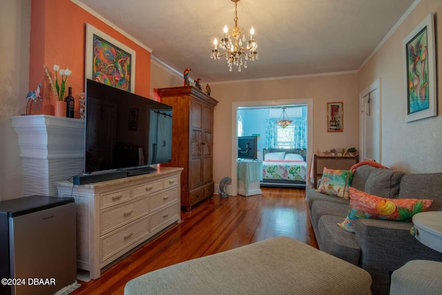 living room with crown molding, dark hardwood / wood-style flooring, and a chandelier