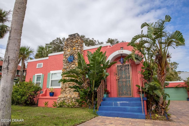 view of front of house with a front lawn