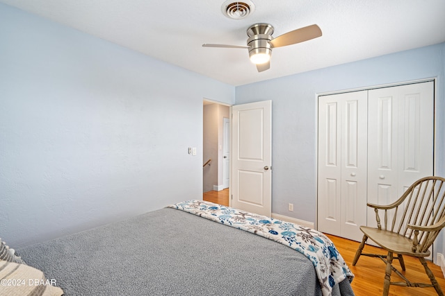 bedroom with hardwood / wood-style flooring, a closet, and ceiling fan