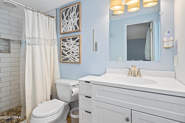 bathroom with a shower with shower curtain, vanity, and toilet