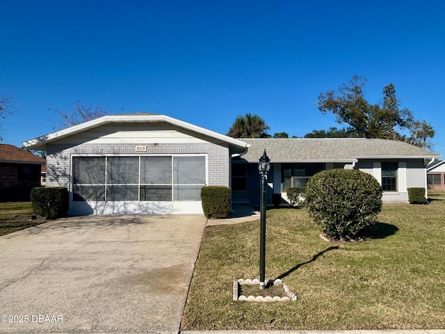 ranch-style house featuring a front yard