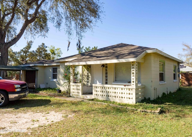 view of front facade featuring a front yard, fence, and covered porch